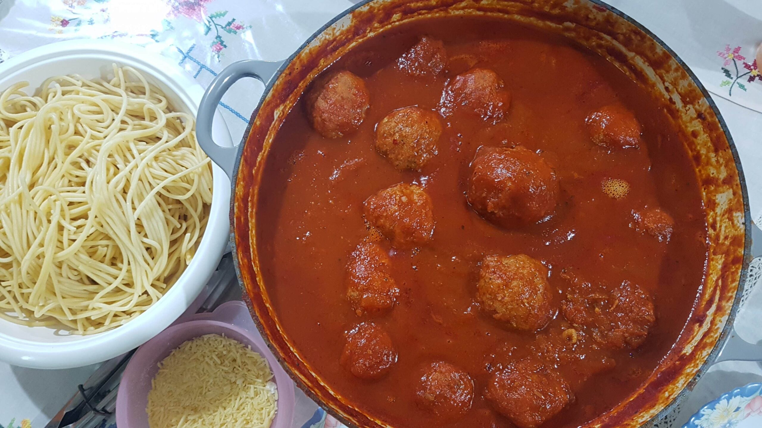 Weekend Cooking: Sausage Meatballs with Red Gravy