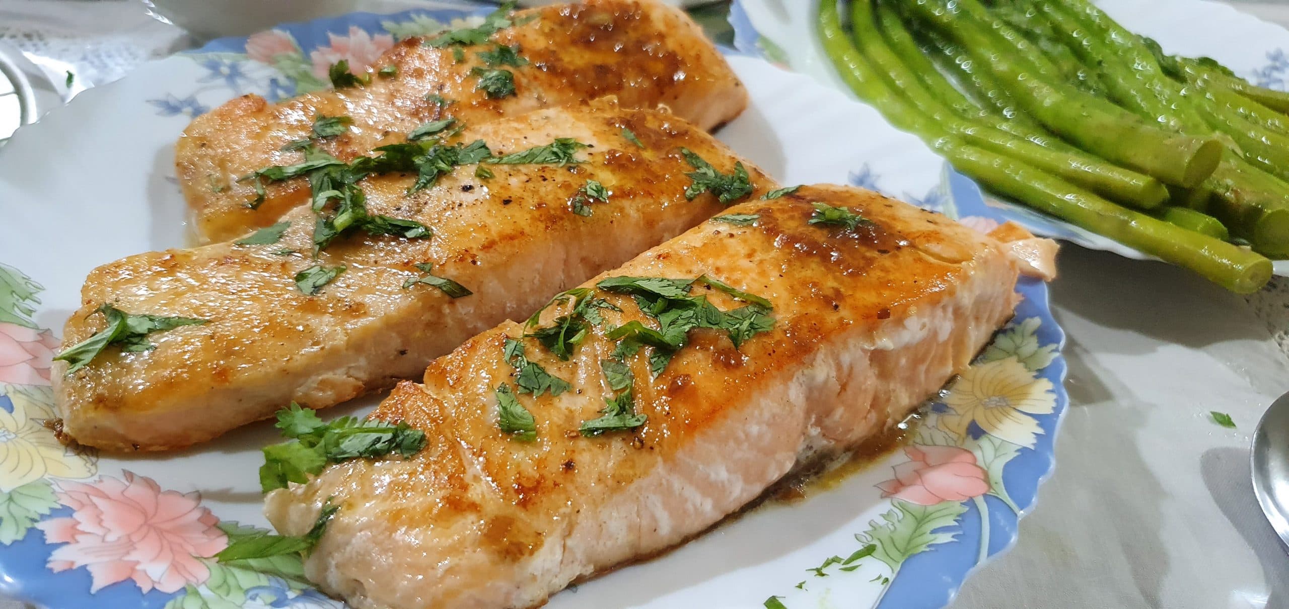 Ramadan Cooking: Garlic Lemon Butter Salmon with Buttered Asparagus